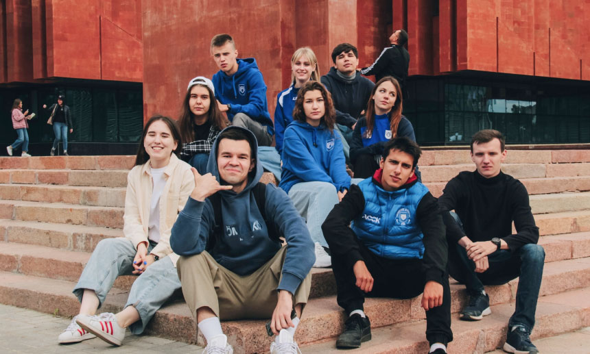 Члены спортивного клуба КФУ на ступеньках национальной библиотеки РТ